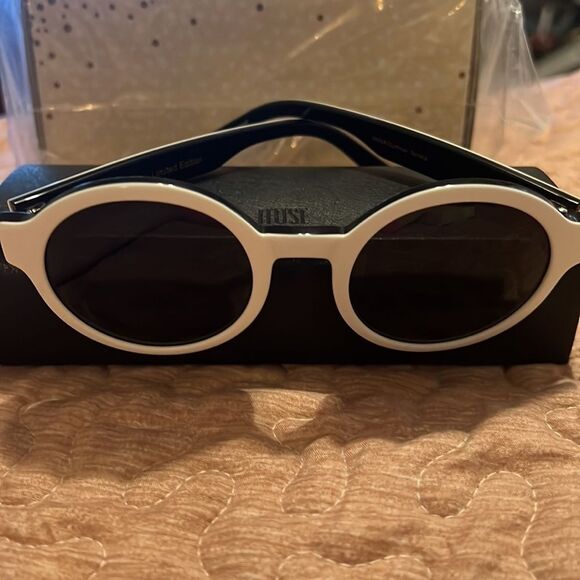 Muse white sunglasses never been used in the original case 70s mod new - Picture 6 of 6